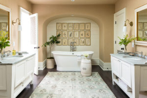 Beautiful combination of white and cream interior bathroom design.